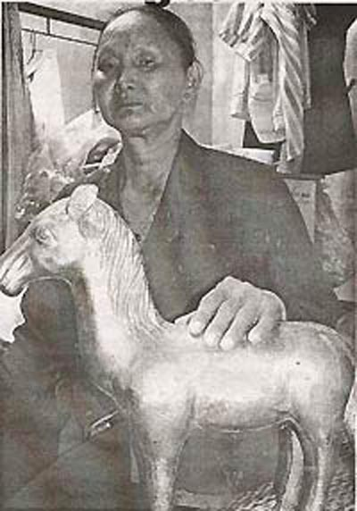 Lạ[-]lùng[-]nơi[-]cuốc[-]đất[-]trúng[-]báu[-]vật